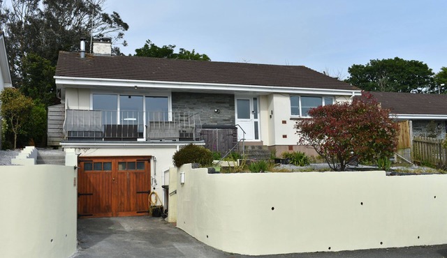 Charming, 3 bed, dog friendly bungalow with lovely views, 5 mins from the beach