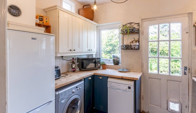 Charming 3-Bedroom Cottage in Leigh On Sea | Pass the Keys