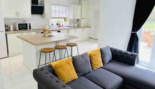 Charming 3-Bed Home Minutes From City Centre