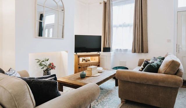 Charming 3 Bed Home | Central | Netflix | Games | Garden