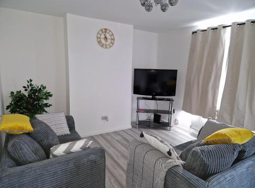 Charming 3-bed home, shops close by