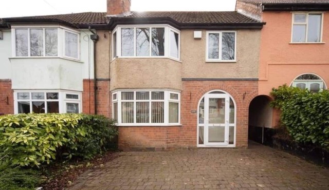 Charming 3-bed house in Birmingham suburb backing onto accessible golf course