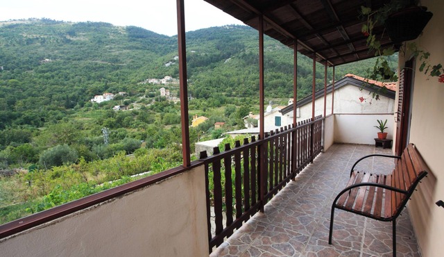 Charming 3-bedroom country house in amazing Mošćenička Draga with AC