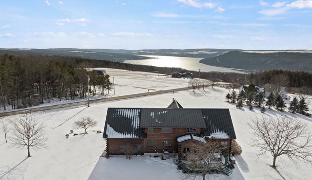 Charming 3-bed lakeside chalet with AC and WiFi along beautiful Keuka Lake, NY