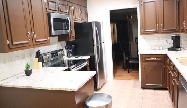 Charming 3-Bed Retreat near Downtown Charleston