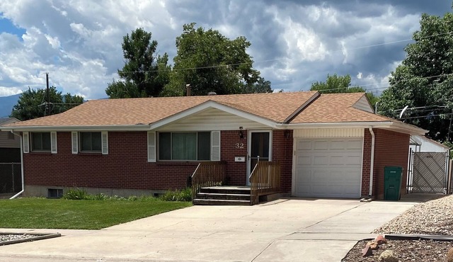 Charming 3-bedroom house with WiFi and AC in lovely Colorado Springs