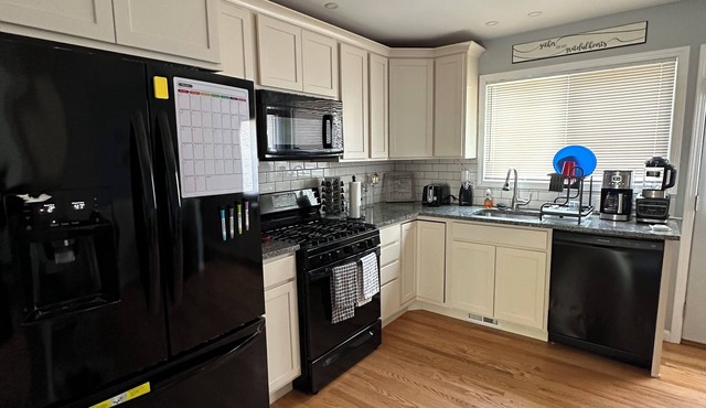 Charming 3-bedroom house in lovely Dearborn Heights with AC, WiFi, utilities