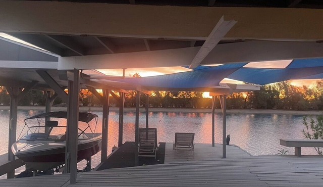 Charming 3-bedroom Lake Front cottage with AC in fantastic Newberry Springs