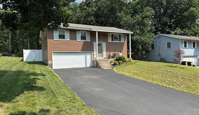 Charming 3-bedroom house in Saratoga Springs close to The Race Track and SPAC