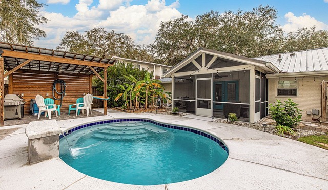 Charming 3-bedroom cottage with POOL! Beautiful open floorplan
