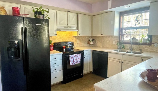 Charming 3-bedroom townhome with WiFi, back deck and fire pit. Minutes from UVA