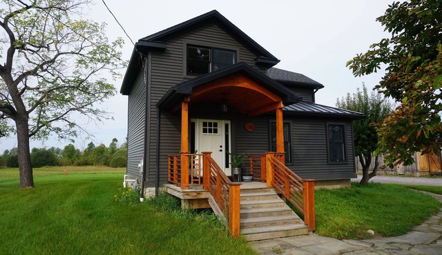 Charming 3-bedroom house secluded from the busy city, in lovely Clarence Center.