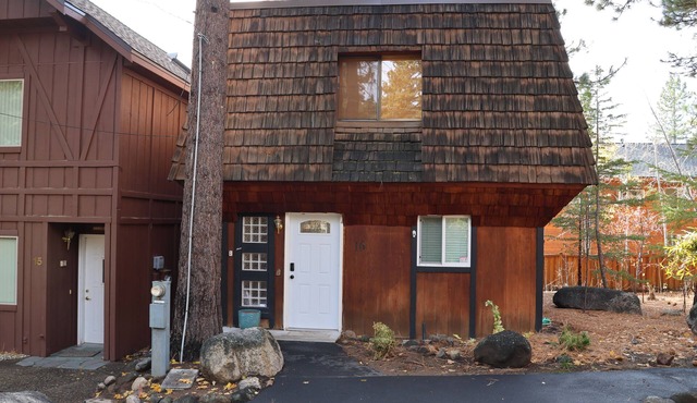 Charming 3 Bedroom Cabin in Incline Village w/Hot Tub