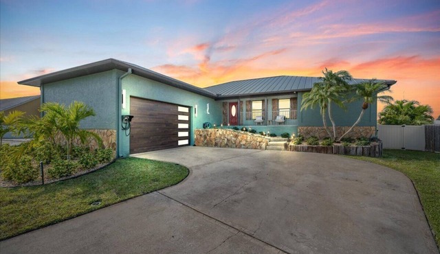 Charming 3-bedroom house with pool and Gulf access