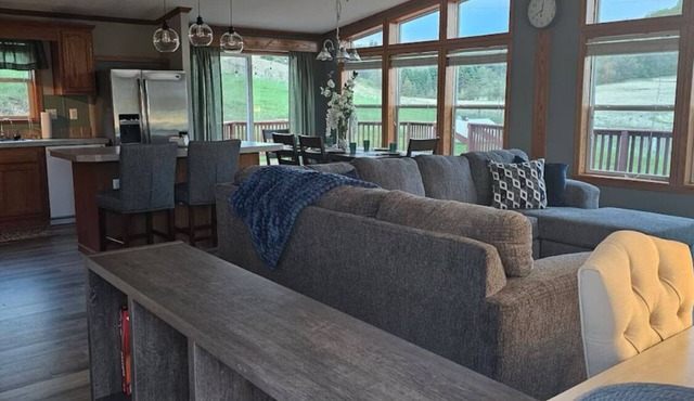 Charming 3-bedroom farmhouse in rural Richland Area with hot tub and A/C