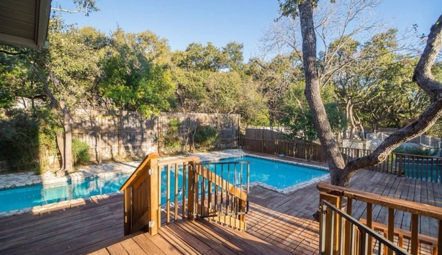 Charming 3-bedroom cabin with WiFi, AC in wonderful West Lake Hills