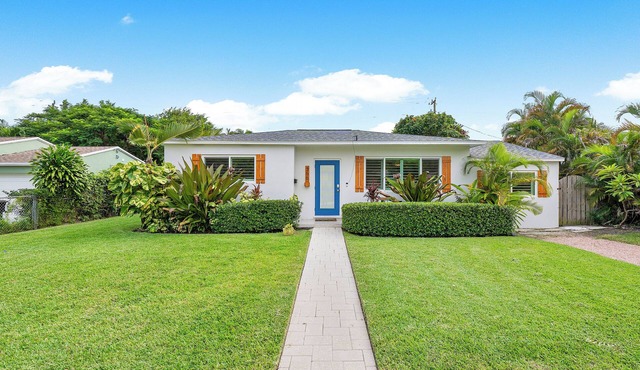 Charming 3-bedroom house in West Palm Beach with Pool and Hottub
