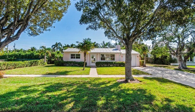 Charming 3-bedroom house in wonderful West Palm Beach with WiFi & new A/C.