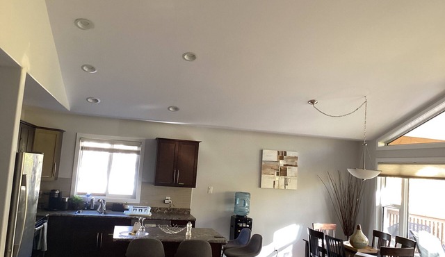 Charming 3-bedroom cottage with WiFi and AC in fabulous Hillside/Victoria Beach