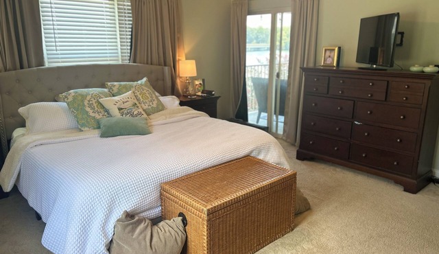 Charming 3-bedroom condo in phenomenal Alexander City. Great View of Lake Martin