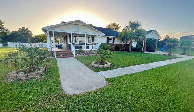 Charming 3-bedroom house located in the heart of downtown Salter Path