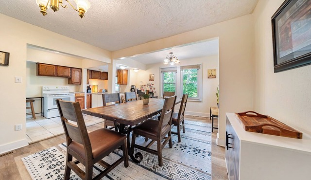 Charming 3-bedroom house in Cuyahoga Falls with AC