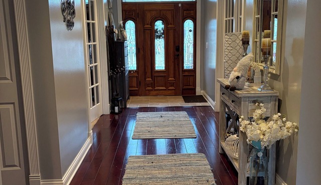 Charming 3-bedroom house in serene and lovely Evergreen Park. WiFi/AC