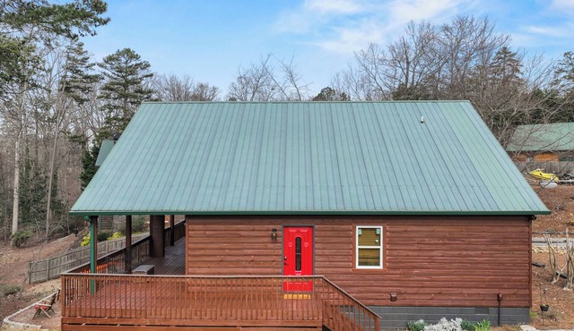 Charming 3-bedroom cabin in pleasant Flowery Branch with WiFi, AC