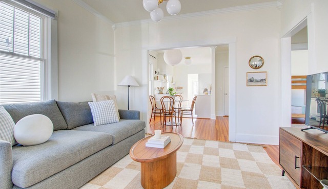 Charming 3-bedroom bungalow with AC, fitness room, WiFi in Fredericksburg