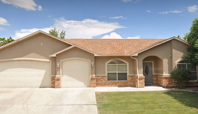Charming 3-bedroom fully loaded house with AC and WiFi in Grand Junction.