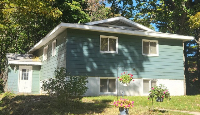 Charming 3- BEDROOM/1 BATH Duplex Upper unit in Fabulous Harbor Springs.