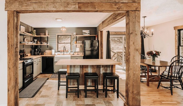 Charming 3-bedroom Mountain Escape in Hendersonville