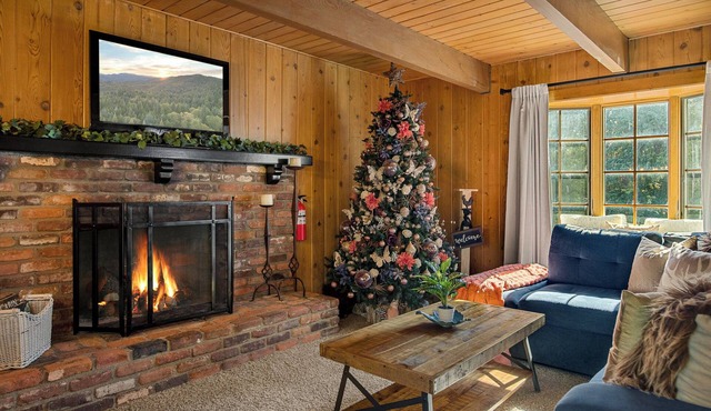 Charming 3-Bedroom Cabin in Enchanting Lake Arrowhead-Lake Rights & Cozy Fit Pit