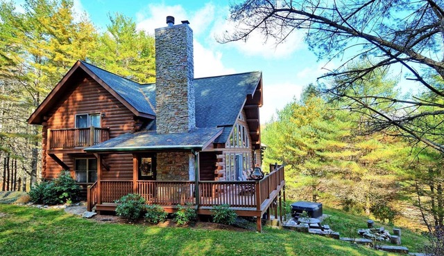 Charming 3-bedroom cabin in Laurel Springs, NC, perfect for family getaways.
