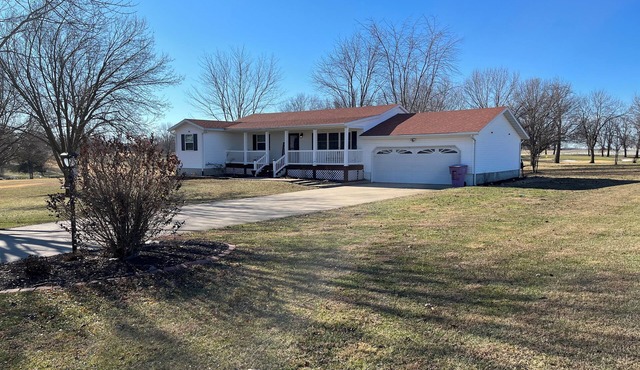 Charming 3-bedroom house with WiFi and AC in nice New Bloomfield MO.