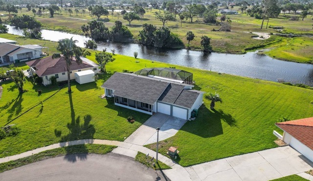 Charming 3-bedroom house with private pool on canal