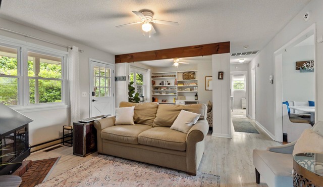 Charming 3-bedroom cottage with AC, WiFi and more in Rehoboth Beach