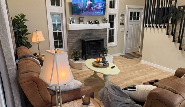 Charming 3-bedroom house with AC, WiFi Large Yard, Close to Lake