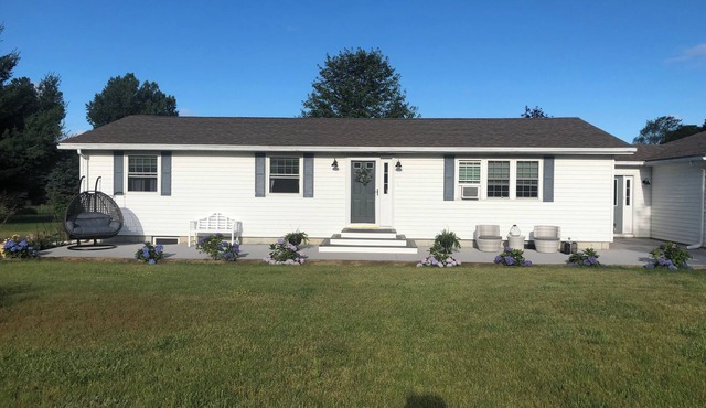 Charming 3-bedroom house in wonderful Sackets Harbor with WiFi, AC