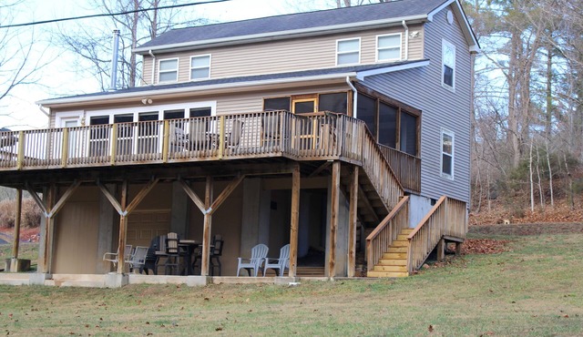 Charming 3-bedroom house on Walker Creek close to VT and R.U.
