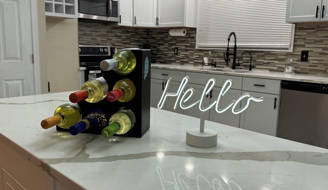 Charming 3-bedroom upstairs unit apartment with WiFi and AC in Virginia Beach!