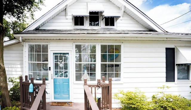 Charming 3-bedroom vintage beach cottage 5 minute walk to the Chesapeake Bay!