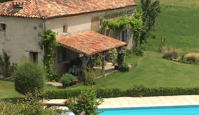 Charming 3-bedroom house, wi-fi and pool. Disconnect in beautiful countryside.