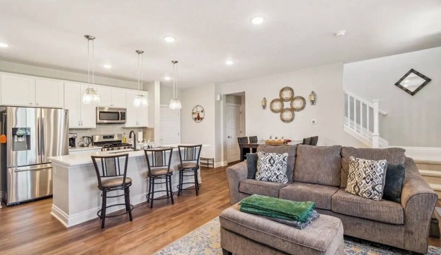 Charming 3-bedroom townhome with AC, WiFi in enjoyable Commerce City