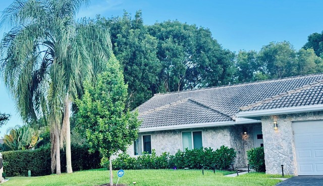 Charming 3-bedroom house with WiFi, AC in Coral Springs