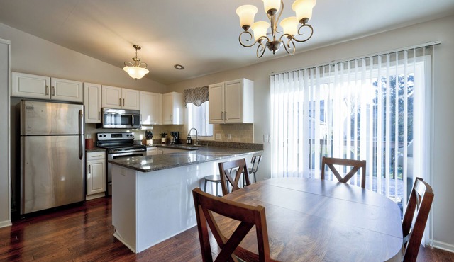 Charming 3-bedroom Duplex unit with WiFi in Cottage Grove