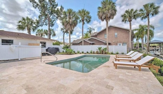 Charming 3-bedroom waterfront house with dock in Crystal River