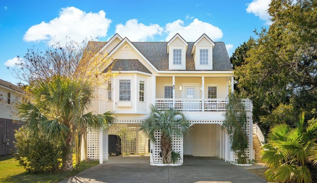 Charming 3 Bedroom 3.5 bath home in Ocean Ridge. Pool, Beach Cabanas, Golf