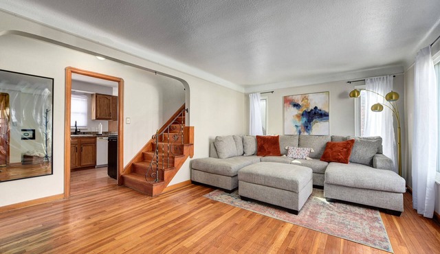 Charming 3-bedroom bungalow in Cleveland area!