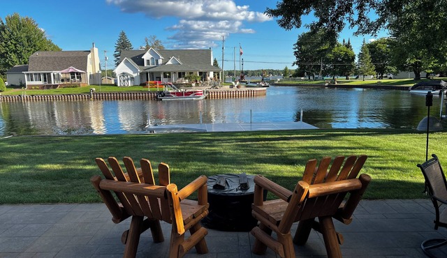 Charming 3-bedroom Lake Cottage with Dock, WiFi, & AC on enjoyable Houghton Lake
